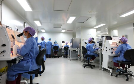Embryologist lab